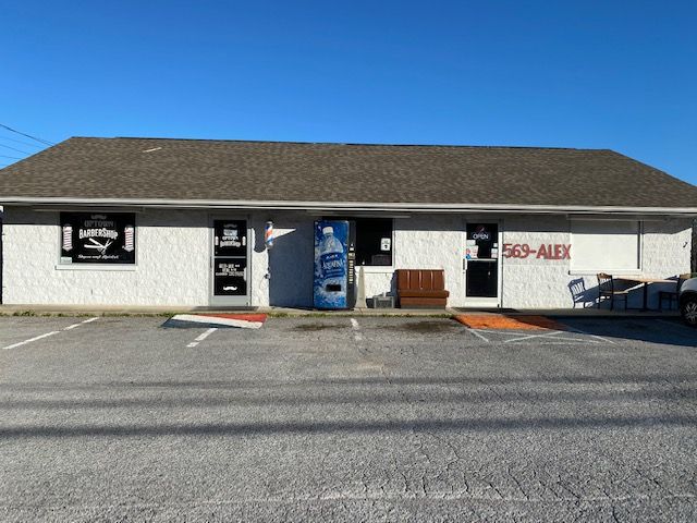 Oneida retail building, 2 tenants: 19456 Alberta St, Oneida, TN 37841